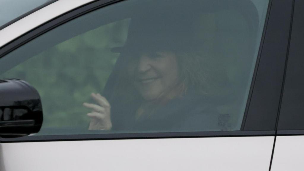 La Infanta saluda a los periodistas a su llegada al trabajo.