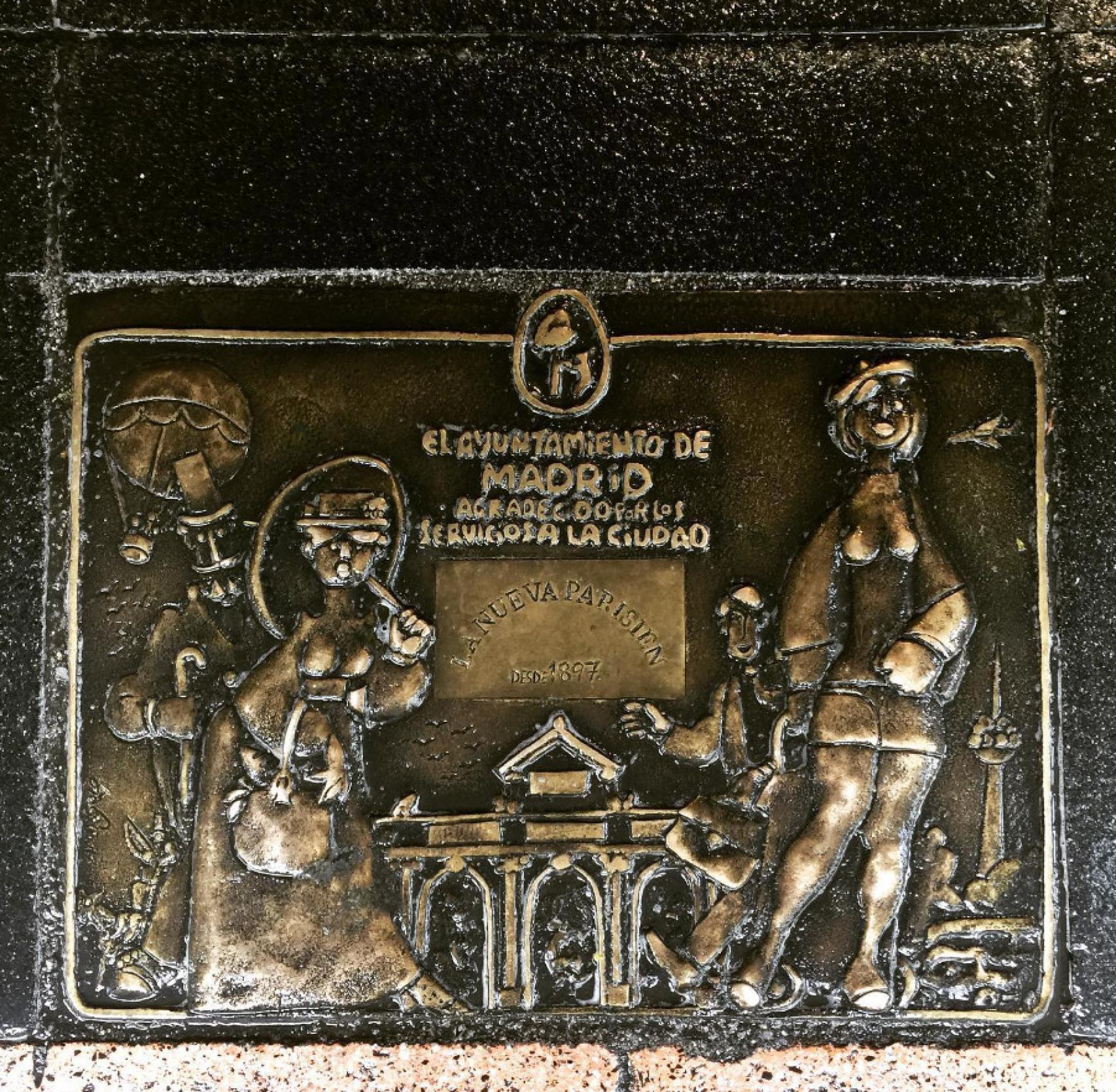 Placa del ayuntamiento de los locales centenarios.