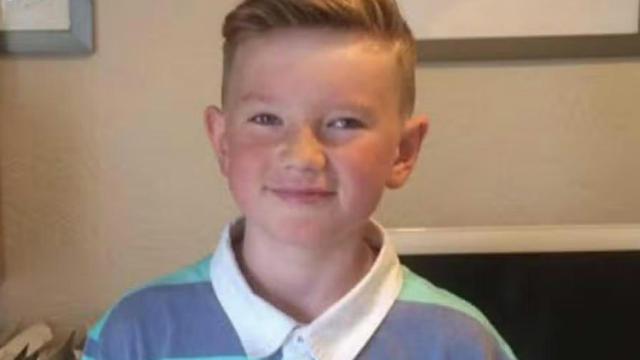 Alex Batty antes de entrar en una secta junto a su madre