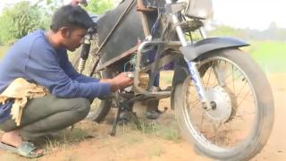 Kasam Akhil Reddy convirtiendo su moto.
