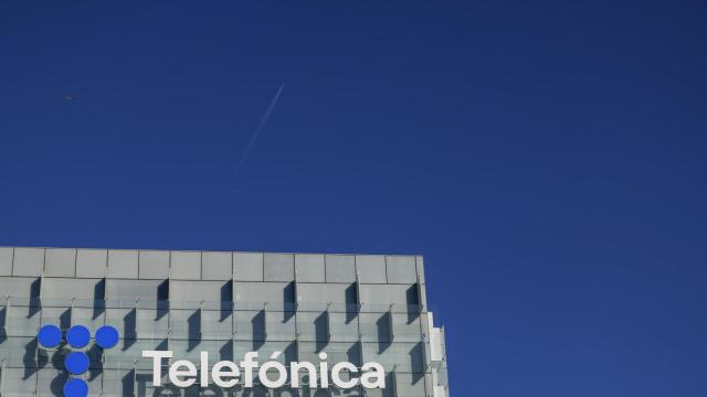 El logotipo de Telefónica, en la fachada de su sede en Madrid.