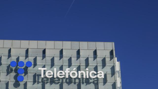 El logotipo de Telefónica, en la fachada de su sede en Madrid.