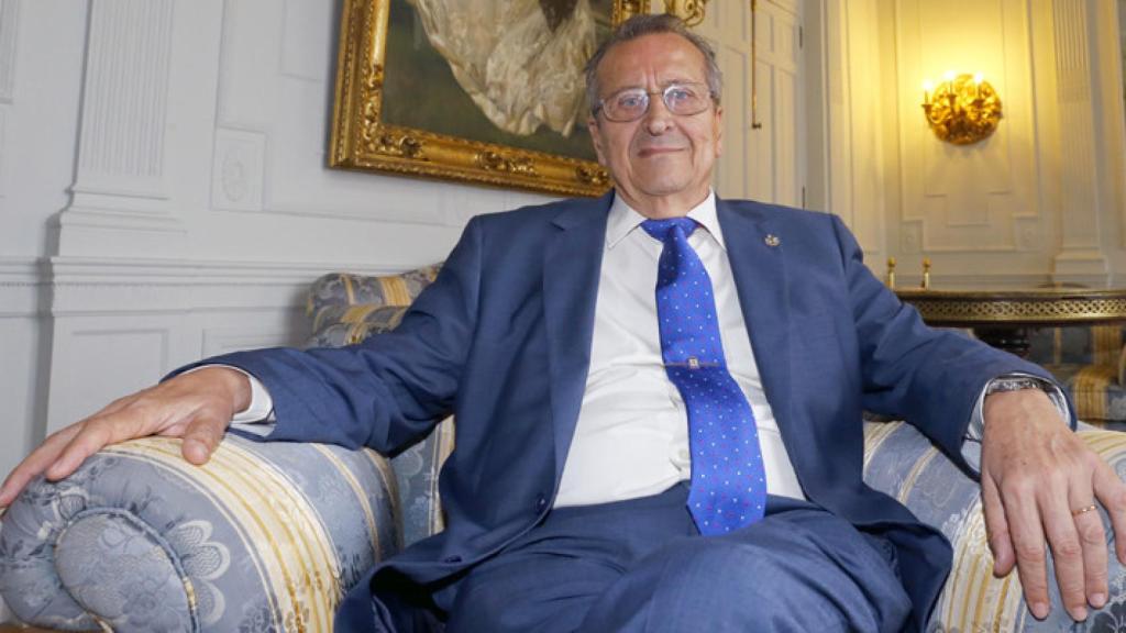 Francisco González de Posada, aprovechó su jubilación hace 11 años para obtener otros 8 doctorados.