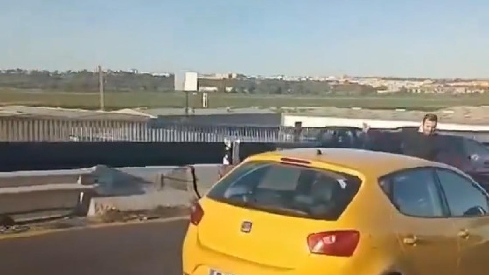 Identificados los dos conductores que pararon el coche en medio del puente del Centenario para pelearse