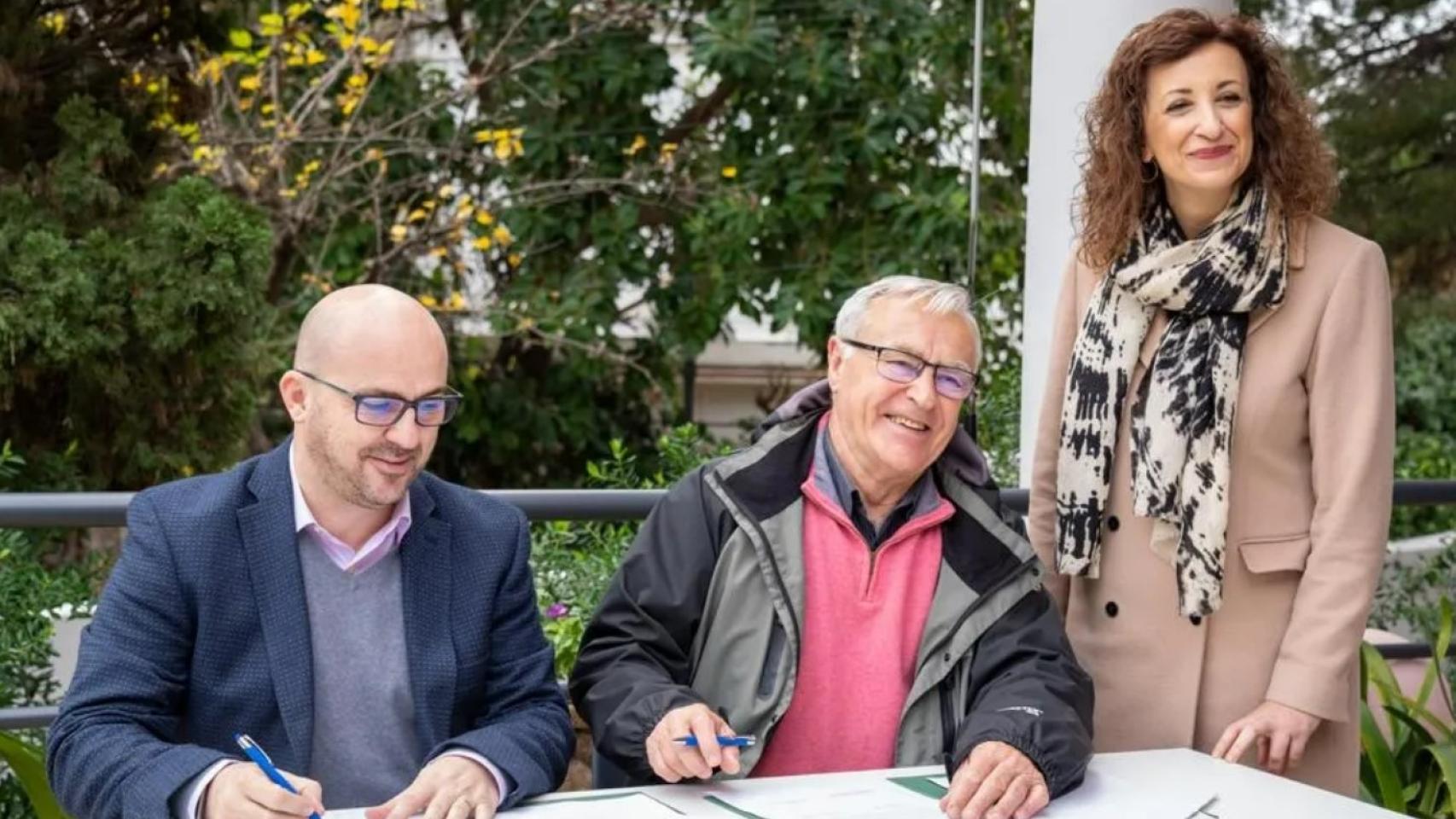 Joan Ribó -en el centro- junto a la concejal Maite Ibáñez en el proyecto de acogida de Rocafort. EE