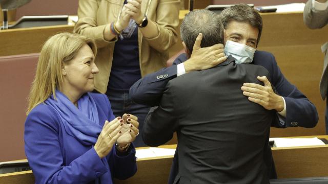 El presidente de la Generalitat, Carlos Mazón, abraza al vicepresidente, Vicente Barrera, tras la aprobación de los primeros presupuestos para el año 2024
