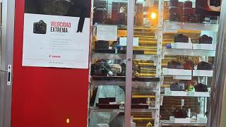 Impactante atraco a una tienda de fotografía en Valencia: rompen el cristal con la tienda llena