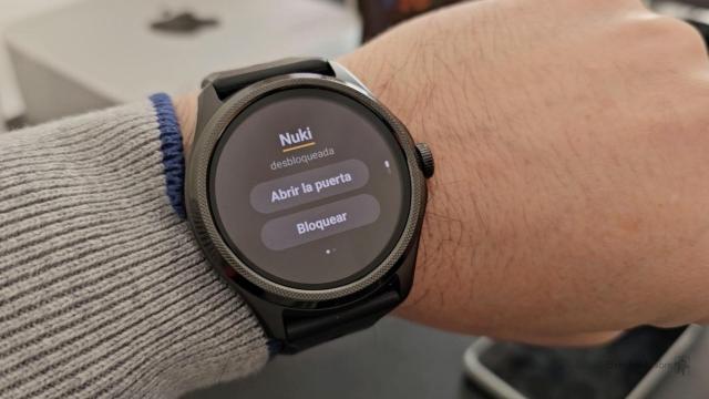 Abre las puertas de tu casa y garaje con tu reloj con estos dos dispositivos