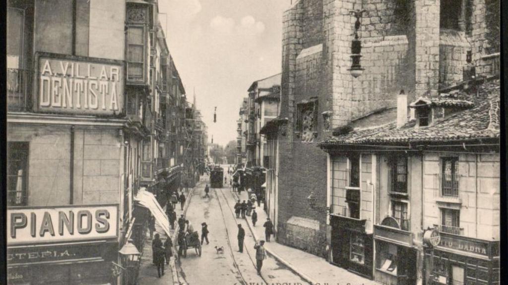 Línea del tranvía a su paso por la calle Santiago