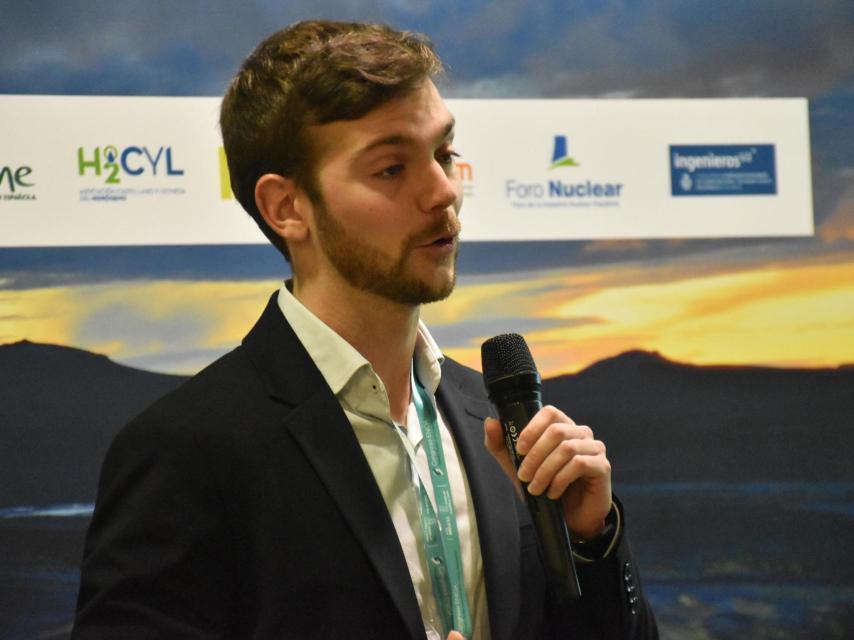 Pau Aragón Grabiel, en un momento de su ponencia sobre la energía nuclear