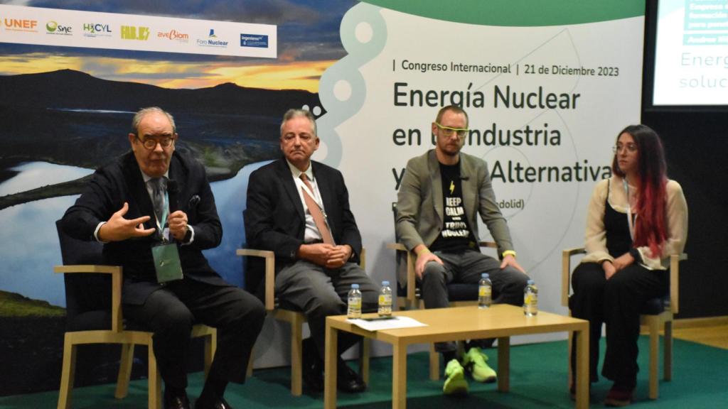 Ignacio Araluce, José Antonio Gago Badenas, Fabien Berrier y Andrea Íñiguez Martínez, durante la primera mesa redonda