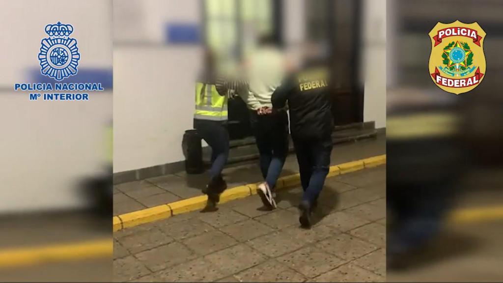 Se ha detenido a dos personas de un entramado criminal, asentado en Galicia y Asturias.