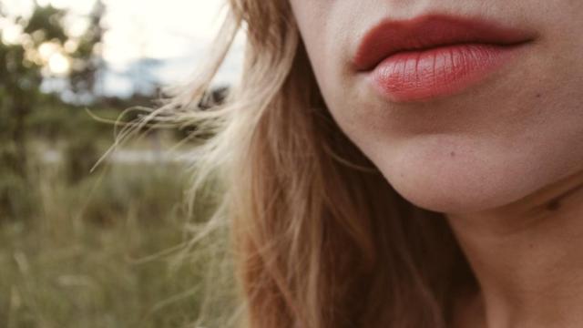 Detalle de los labios de una mujer.