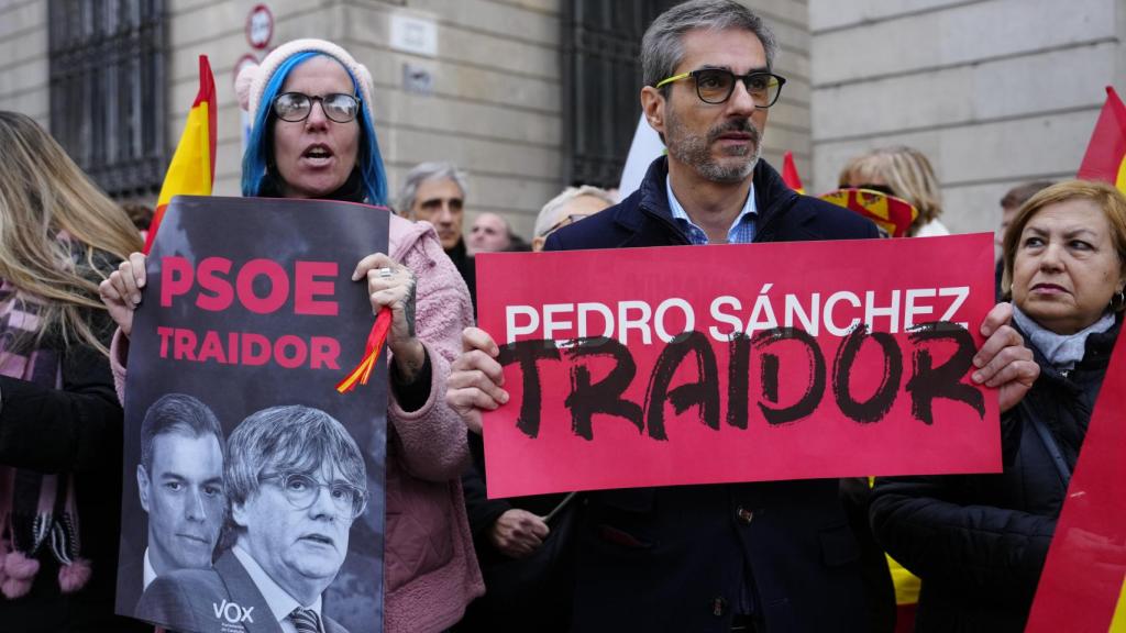 Manifestantes contra Pedro Sánchez en Barcelona.