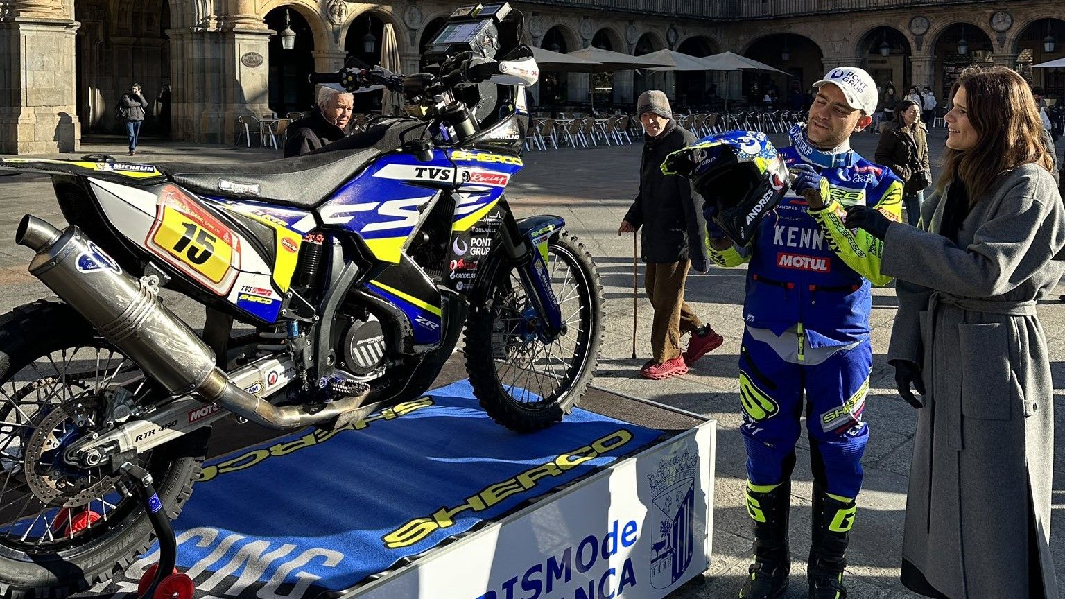 Lorenzo Santolino, junto a la concejala de Deportes, en la Plaza Mayor de Salamanca
