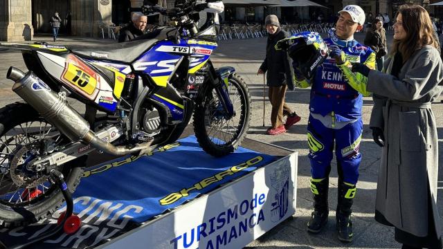 Lorenzo Santolino, junto a la concejala de Deportes, en la Plaza Mayor de Salamanca