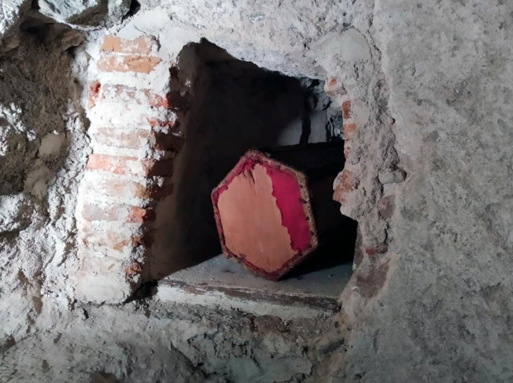 Nicho con la caja mortuoria de los restos óseos del canónigo Antonio de Honcala.