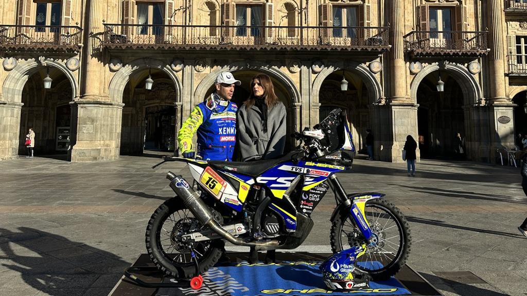 El piloto Lorenzo Santolino y la concejala de Deportes, Amudena Parres, en la Plaza Mayor de Salamanca