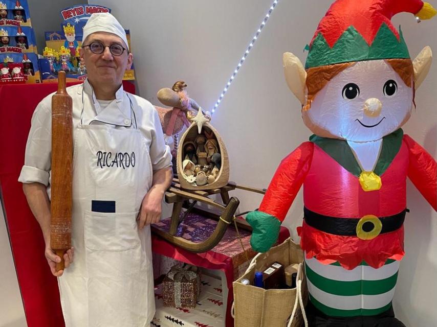 Ricardo en su pastelería