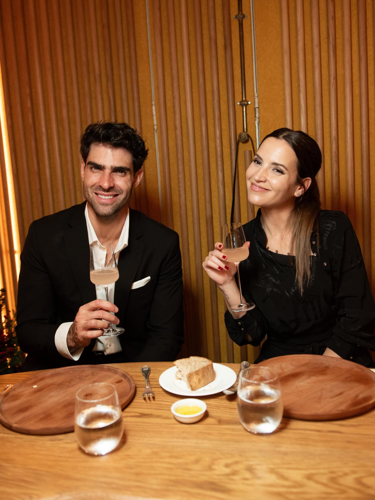 Ana Fernández junto a Juan Betancourt disfrutando de una velada navideña.