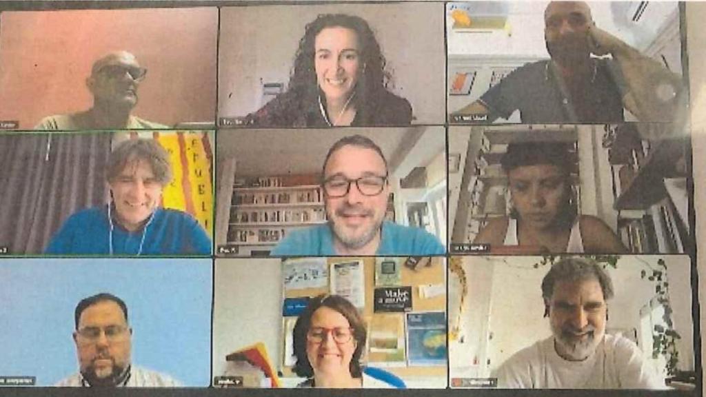 Xavier Vendrell (arriba, a la izquierda), entre los participantes en una videoconferencia con Puigdemont, Junqueras, Marta Rovira, Anna Gabriel y otros líderes independentistas.