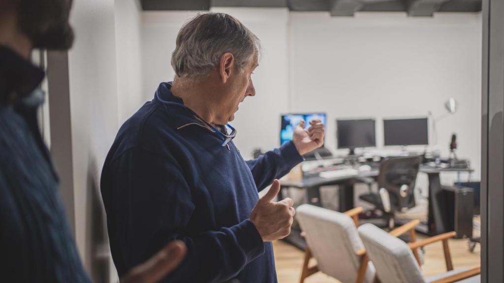 Félix Bergés enseña la sala de visionado de El Ranchito, donde se supervisa diariamente el trabajo