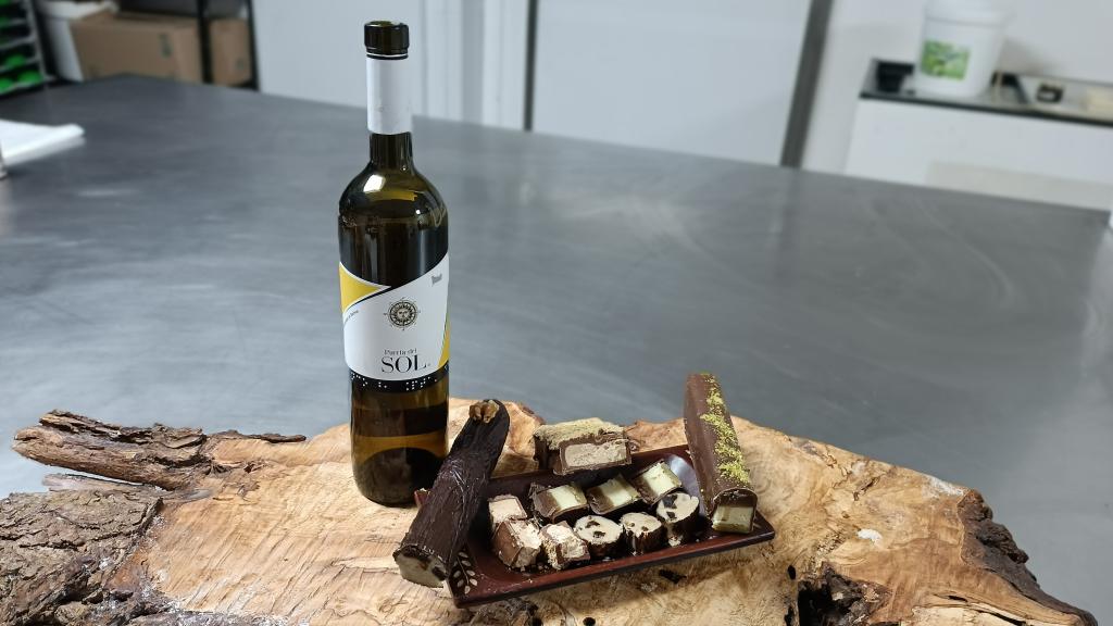 El vino Puerta del Sol y los tres turrones artesano que maridan con él.