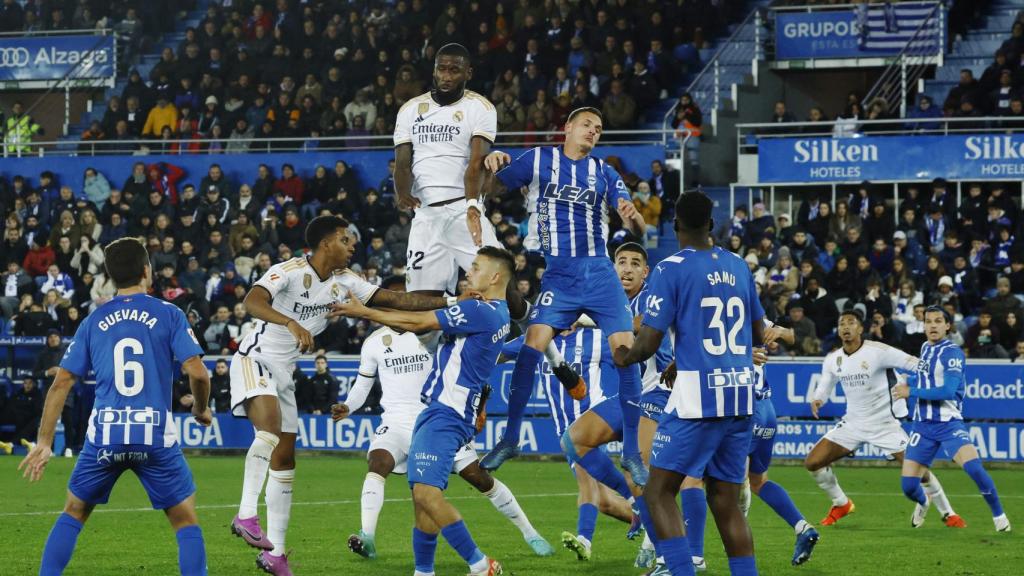 Rüdiger pelea por un balón aéreo.