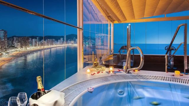 El Hotel Asia Gardens, de la cadena Barceló, situado en las rotondas de Terra Mítica de Benidorm.