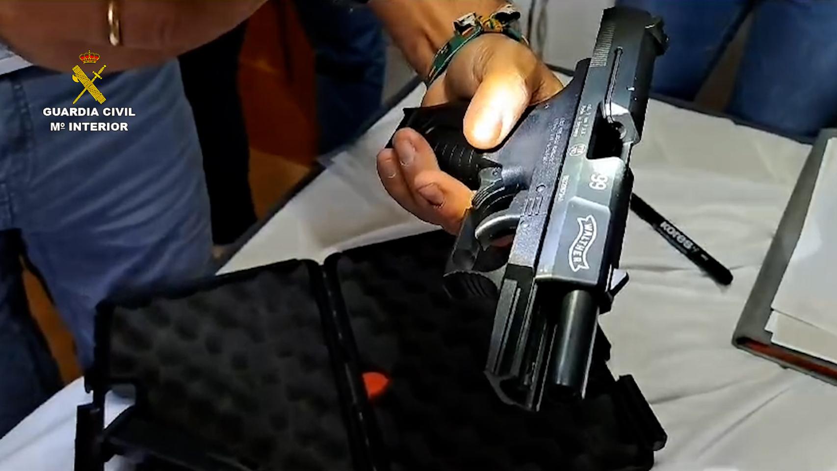 Una de las armas del taller clandestino.