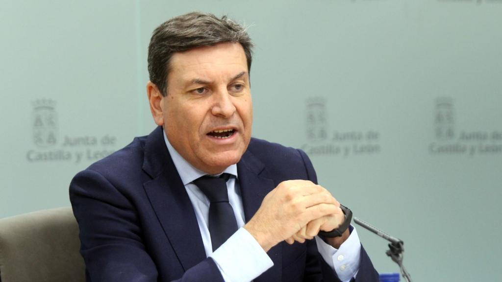 El consejero de Economía y Hacienda y portavoz, Carlos Fernández Carriedo, comparece en rueda de prensa posterior al Consejo de Gobierno