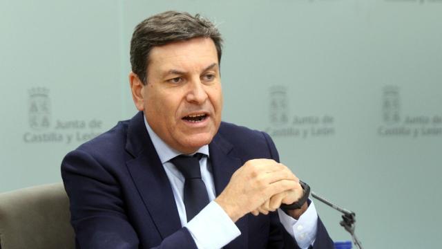 El consejero de Economía y Hacienda y portavoz, Carlos Fernández Carriedo, comparece en rueda de prensa posterior al Consejo de Gobierno