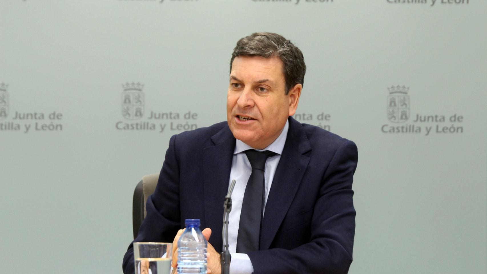 El consejero de Economía y Hacienda y portavoz, Carlos Fernández Carriedo, comparece en rueda de prensa posterior al Consejo de Gobierno