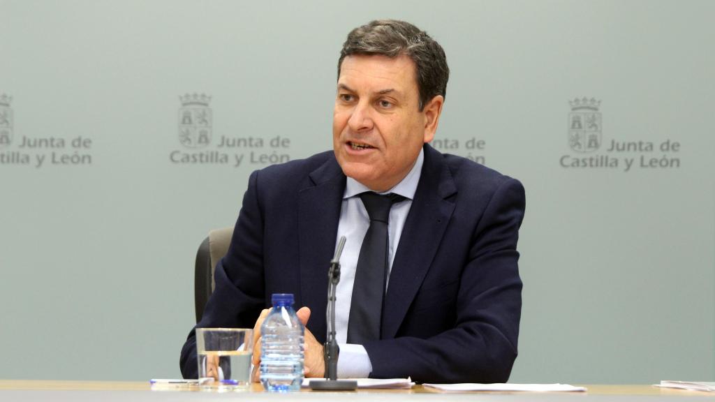 El consejero de Economía y Hacienda y portavoz, Carlos Fernández Carriedo, comparece en rueda de prensa posterior al Consejo de Gobierno
