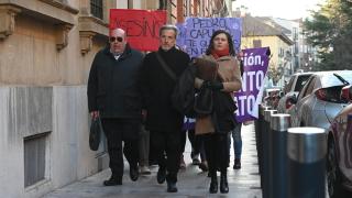El acusado, Pedro Muñoz, es increpado a su llegada a la última sesión del juicio, este jueves en León.
