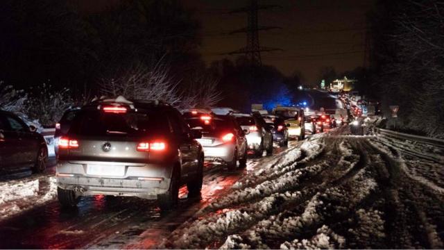 Las bajas temperaturas nocturnas pueden dejar placas de hielo peligrosas para la circulación.