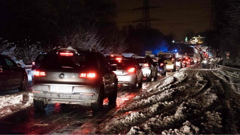 Las bajas temperaturas nocturnas pueden dejar placas de hielo peligrosas para la circulación.