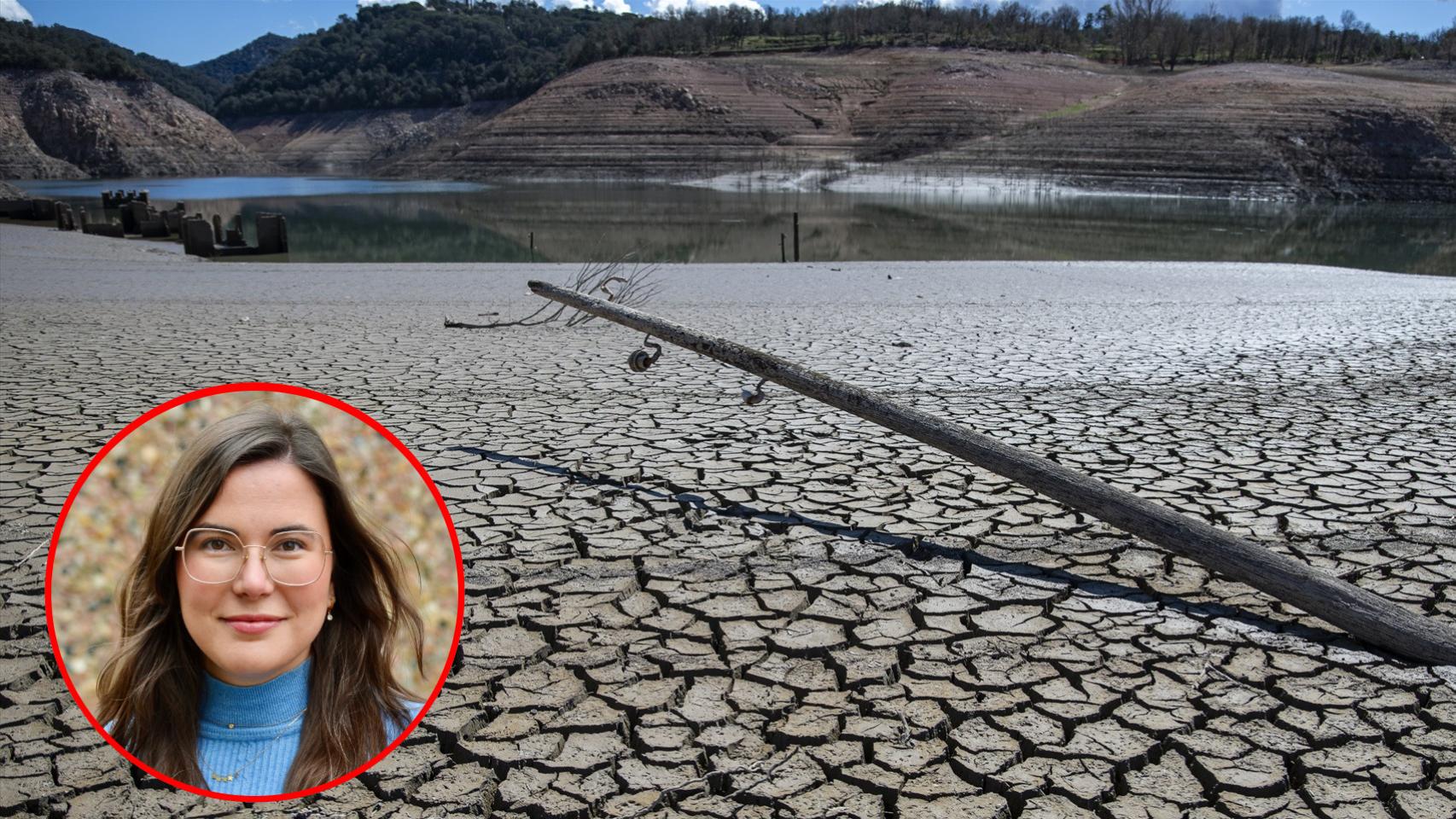 La doctora Laura Suárez-Gutiérrez frente a una imagen del pantano de Sau en plena sequía (Lorena Sopêna/EP)