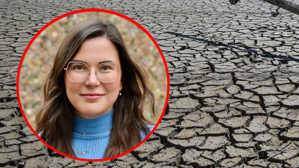 La doctora Laura Suárez-Gutiérrez frente a una imagen del  pantano de Sau en plena sequía (Lorena Sopêna/EP)