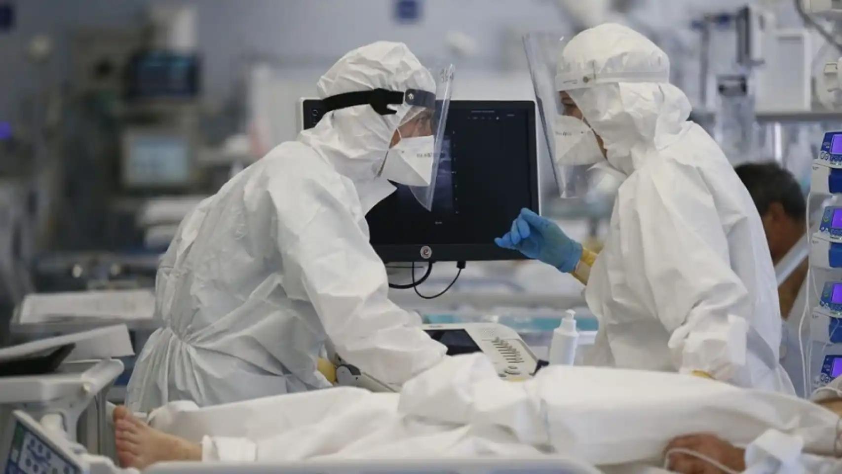 Dos sanitarios trabajan vestidos con equipos de protección individual durante la pandemia.