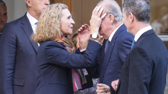 La infanta Elena haciendo la señal de la cruz a su padre tras la celebración de su 60 cumpleaños.