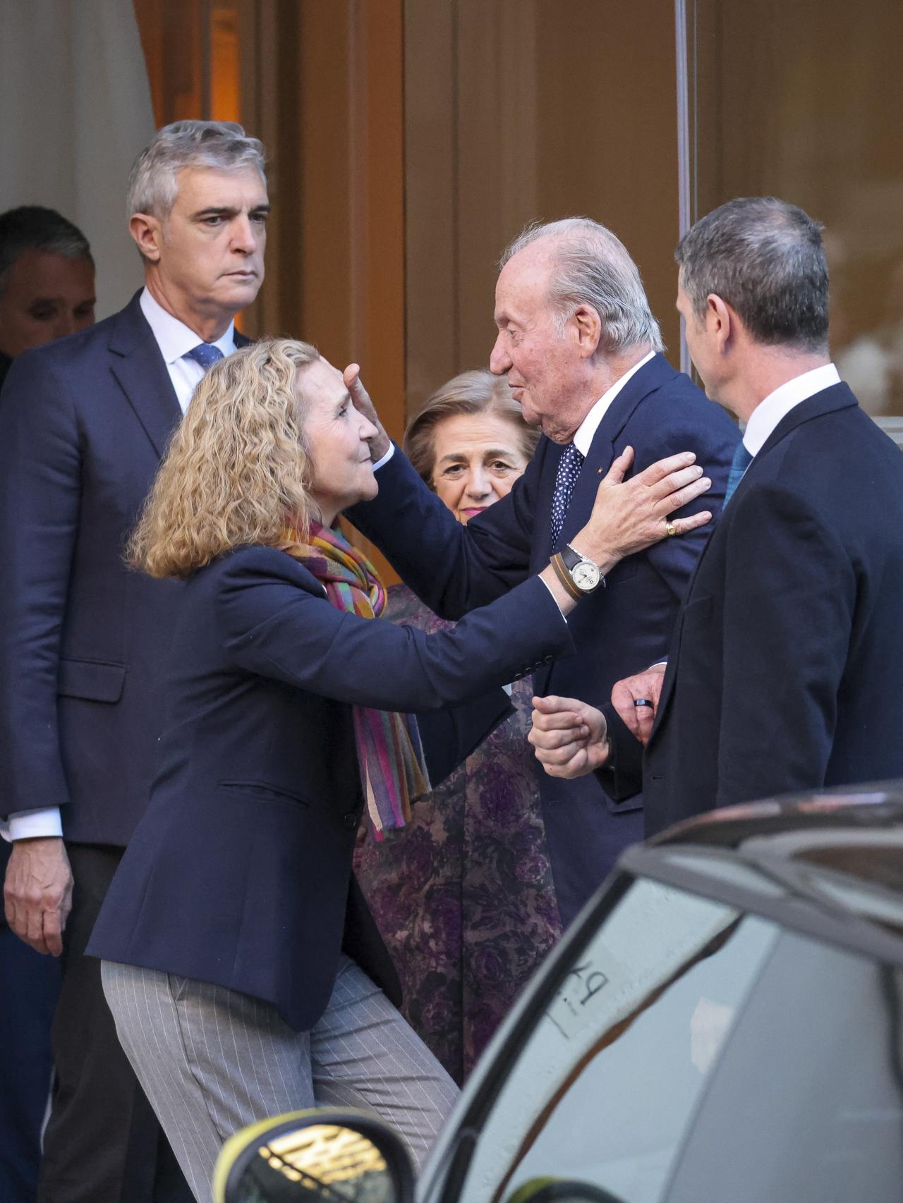 La infanta Elena también le hizo la reverencia a su padre.