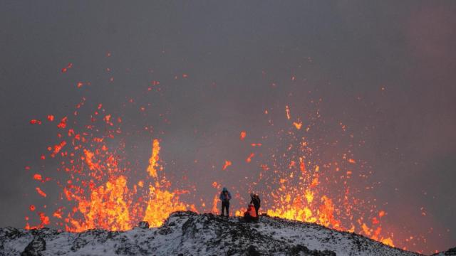 El volcán en erupción cerca de la ciudad de Grindavik, Islandia / Foto: EFE/EPA/ANTON BRINK.