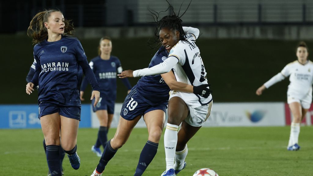 La delantera del Real Madrid Naomie Feller (d) trata de escapar de Thea Greboval (c), del París FC.