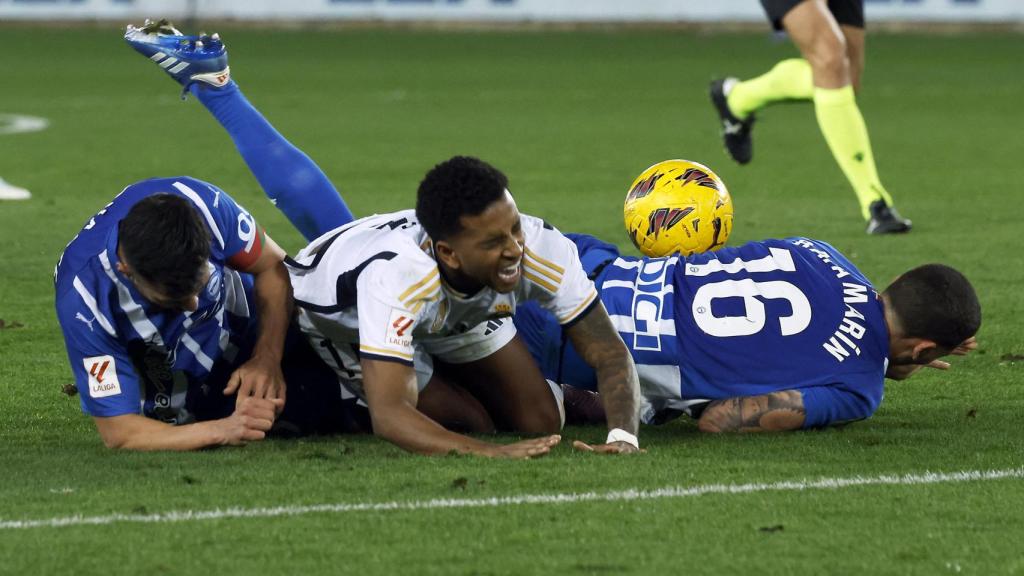Rodrygo, en el suelo ante dos rivales del Alavés.