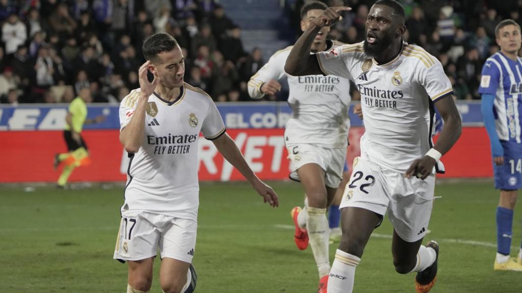 Lucas Vázquez celebra el gol de la victoria ante el Alavés.