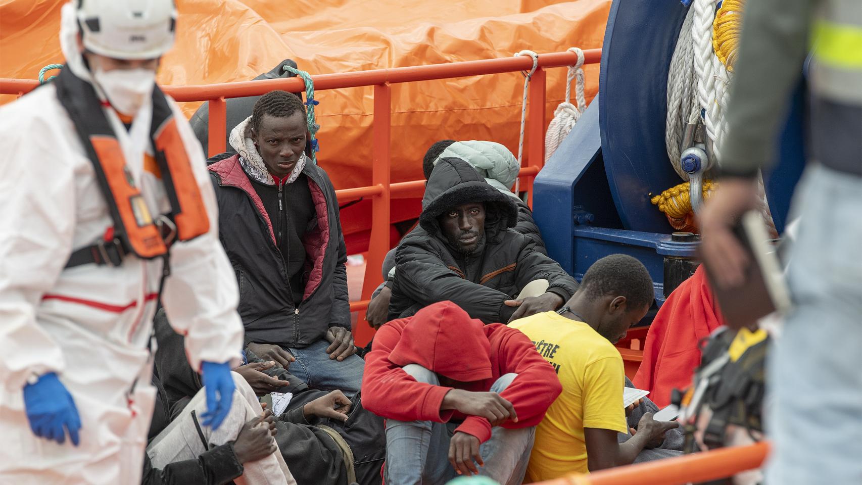 El nuevo buque de Salvamento Marítimo Guardamar Urania, que se ha estrenado este miércoles, ha rescatado hoy a 54 personas de origen subsahariano.