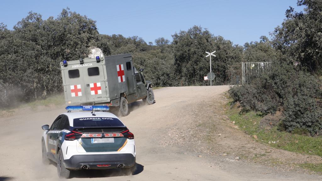 Una ambulancia y un coche de la Guardia Civil que acudieron a auxiliar a los soldados, este jueves en la base de Cerro Muriano.