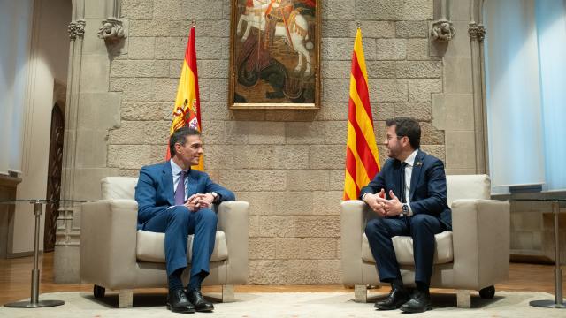 El presidente del Gobierno, Pedro Sánchez, y el presidente catalán, Pere Aragonès, reunidos en el Palau de la Generalitat.