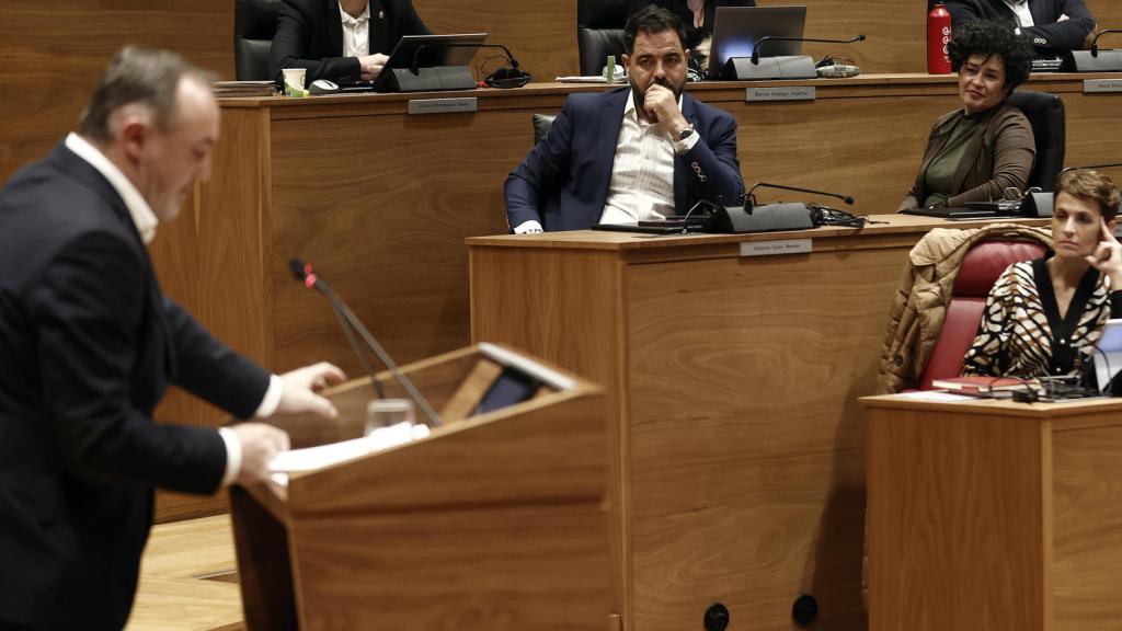 La presidenta del Gobierno de Navarra María Chivite, escucha la intervención de Javier Esparza (UPN) este jueves..